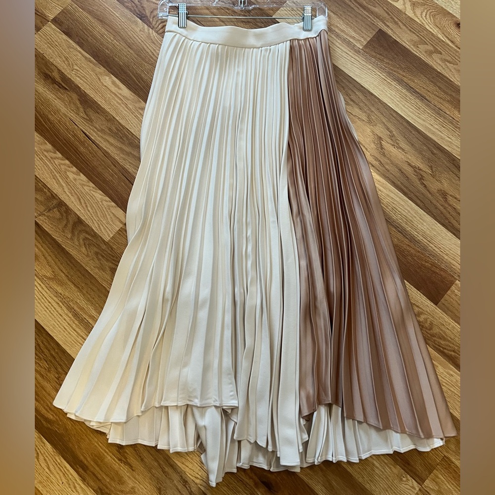 NWT Express Women’s Chic Asymmetrical Cream and Tan Pleated Skirt